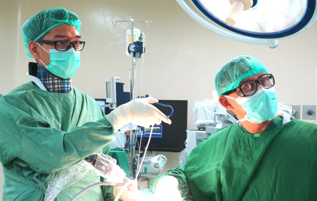 Prosedur endoskopi saraf terjepit oleh Dr. Asadullah dan Dr. Eko Agus Subagio di ruang operasi.